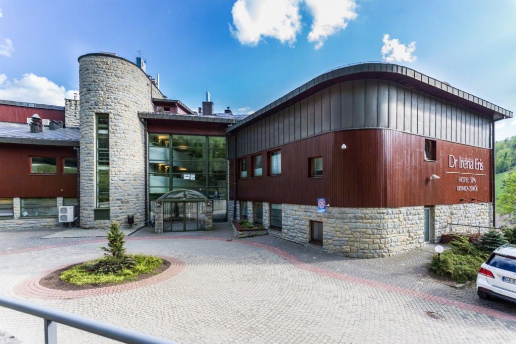 Hotel SPA Dr Irena Eris w Polanicy Zdrój to sześciokondygnacyjny obiekt, w którym usytuowano 85 ekskluzywnych pokoi i apartamentów, każdy z własnym balkonem lub tarasem.
