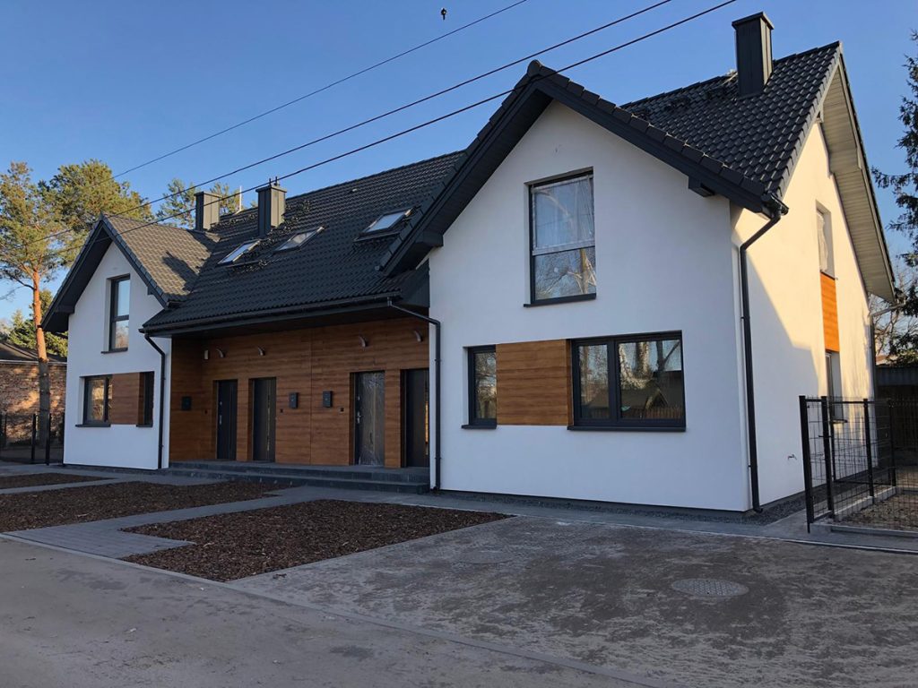 Zrealizowana w 2021 roku, kameralna inwestycja Osiedle Zasadowa składa się z dwóch bliźniaczych domów jednorodzinnych.